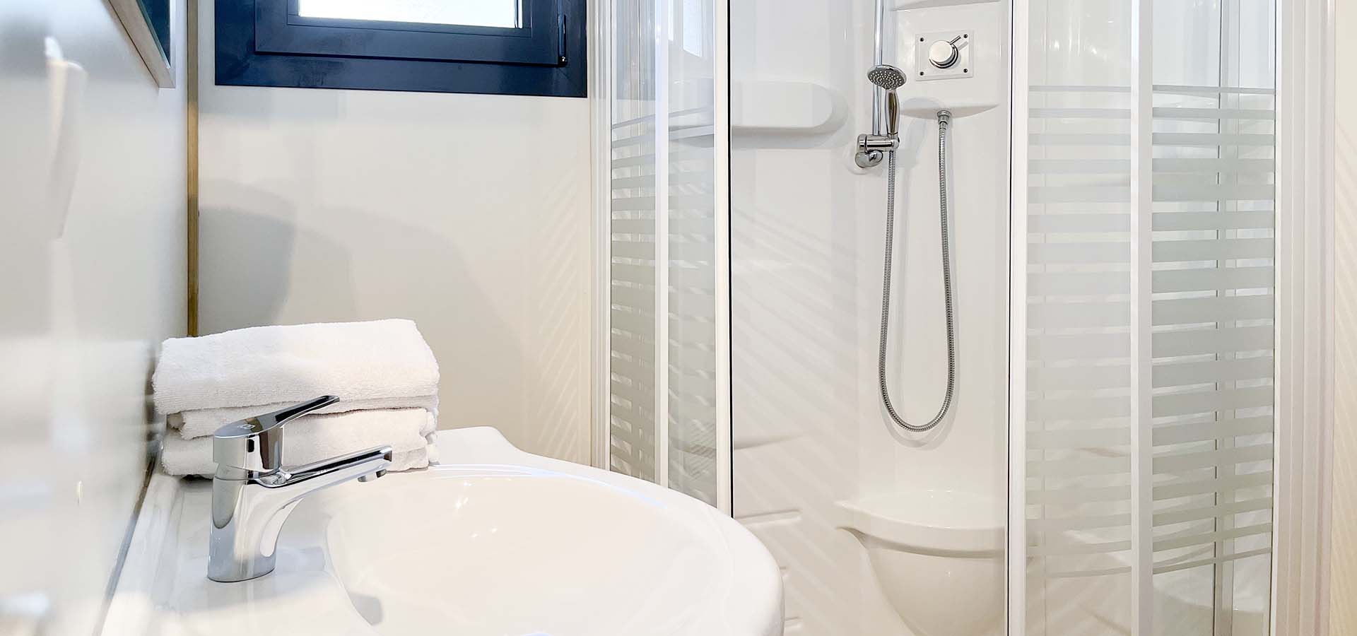 Camping Porto Vecchio bungalow corte salle de bain